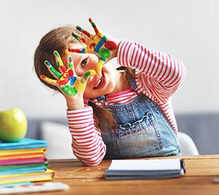 pediatrie-fillette-4ans-peinture-mains